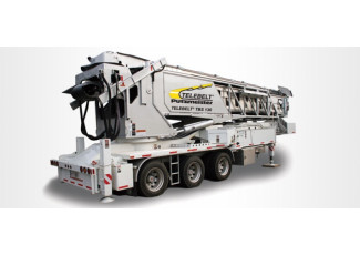 Стрічковий телескопічний транспортер TELEBELT® TBS 130 змонтований на автомобільному напівпричепі.